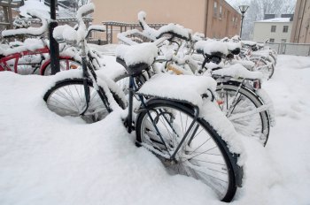 Polkupyörä lumihangessa